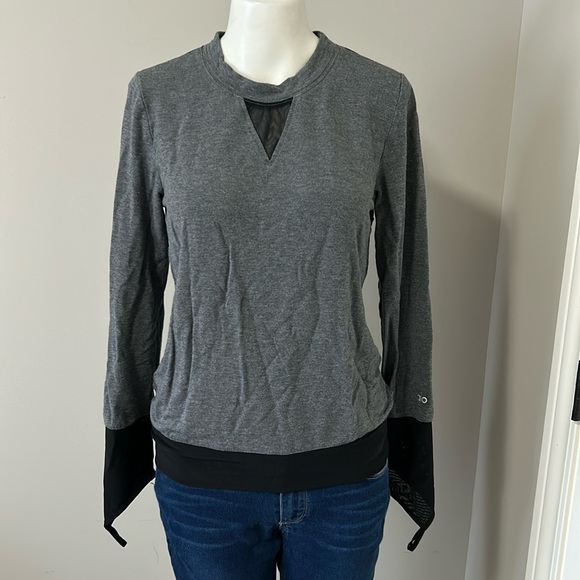 Alo Yoga Serene Long Sleeve Top Gray Black Mesh Cuff Finger Loop Sz M - Picture 4 of 13